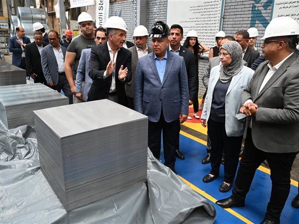 كامل الوزير يتفقد 3 مصانع بمدينة العبور.. ويؤكد: الصناعة قاطرة التنمية