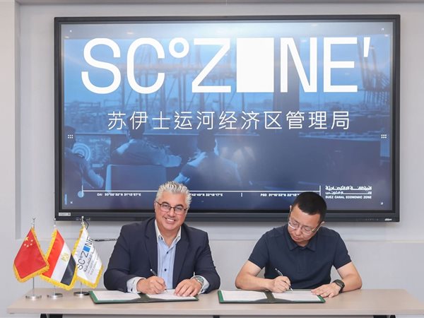 رئيس اقتصادية قناة السويس يوقع 3 عقود لمشروعات صناعية جديدة بقطاع المنسوجات