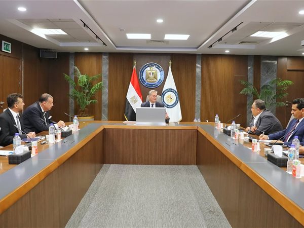  كريم بدوي يؤكد أهمية لقاءات الحوار المجتمعي لطرح الحقائق بقطاع البترول والغاز 