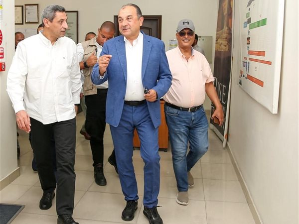 وزير قطاع الأعمال العام يلتقي محافظ السويس ونواب بالبرلمان 