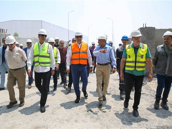 وزير قطاع الأعمال يتفقد إعادة إحياء وتشغيل مصنع بلوكات الأنود بالعين السخنة