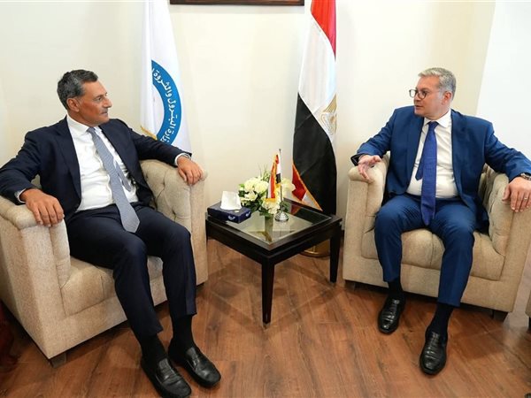 مباحثات بين وزير البترول ورئيس 