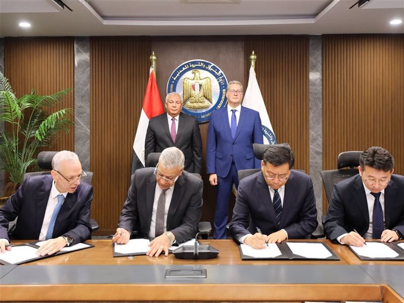 توقيع العقود النهائية