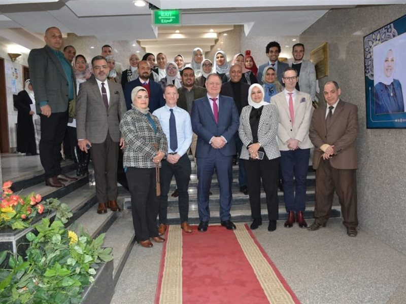 رشا عبدالعال مع مأموريين