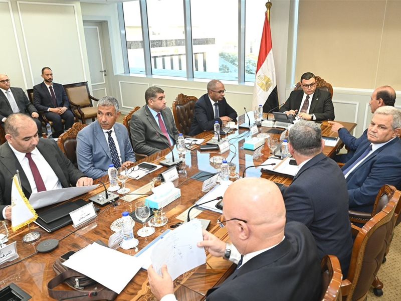 وزير الإسكان يتابع
