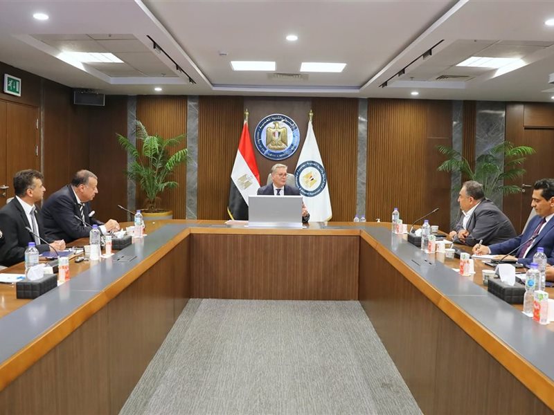 وزير البترول يلتقي