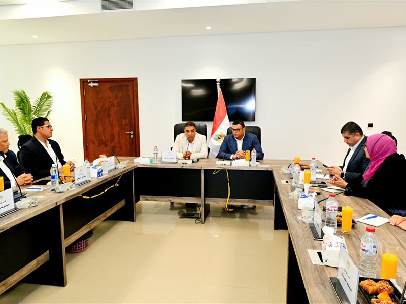 وزير الإسكان مع محافظة