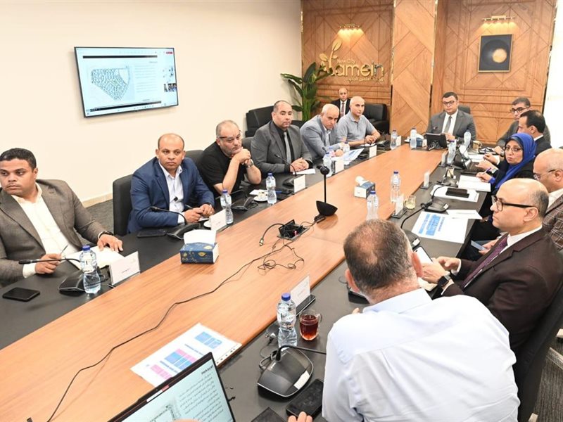 وزير الاسكان يتابع