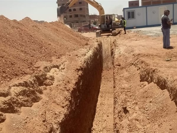 رئيس جهاز الشروق يتفقد مشروع تغذية المياه بعددٍ من المجاورات بمنطقة الرابية