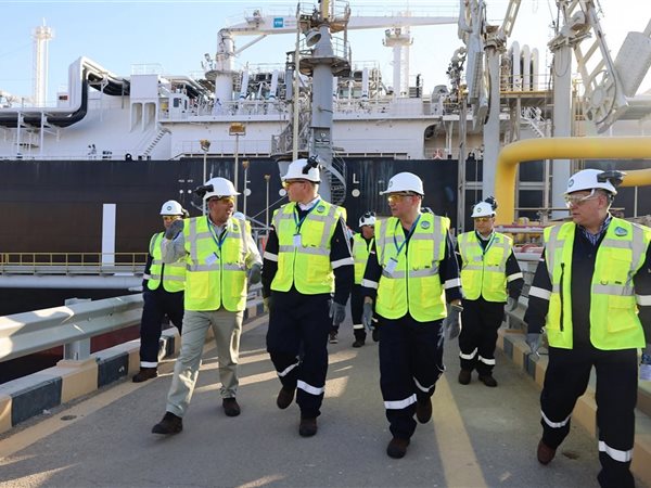وزير البترول يتفقد بدء تجارب التشغيل لسفينة التغييز 