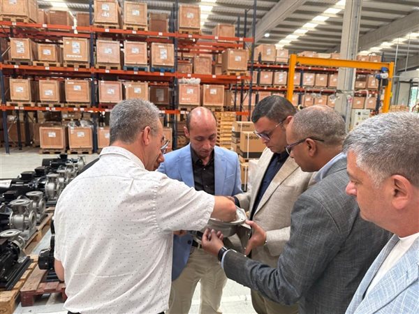 وزير الإسكان يزور مصنع 
