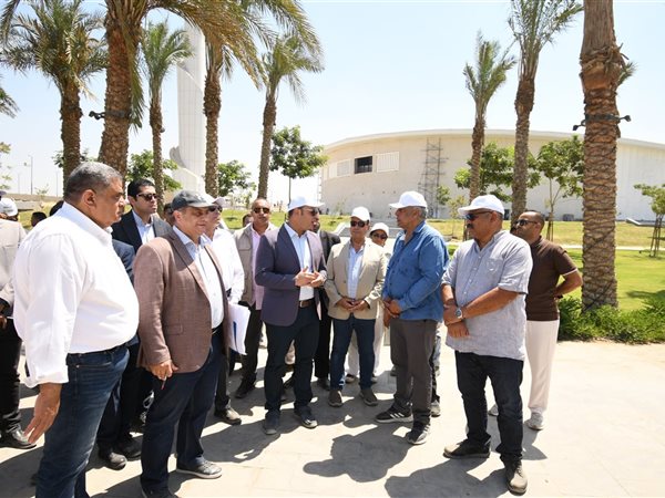 وزير الإسكان ومحافظ القاهرة يتفقدان مكونات مشروع حدائق 
