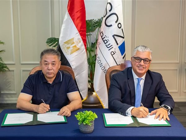 رئيس اقتصادية قناة السويس يوقع عقد إنشاء مصنع 