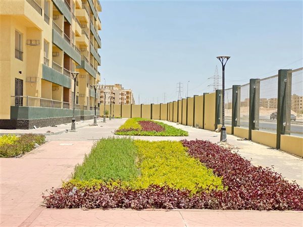 جهاز مدينة 6 أكتوبر يواصل أعمال الزراعة والتجميل بمشروع 