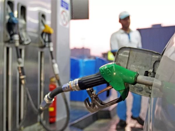 ترقب في الأسواق المصرية قبل قرار زيادة أسعار البنزين والسولار