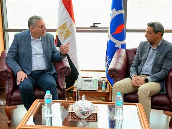 وزير البترول يبحث مع محافظ السويس تعزيز التعاون المشترك خلال زيارته الرسمية