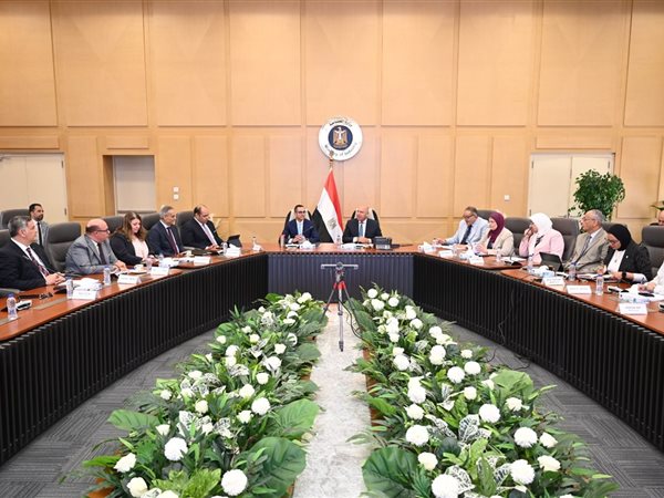 وزير الصناعة يبحث مع مصنعي الأسمنت الإنتاج ومدى الانخفاض في الأسعار 