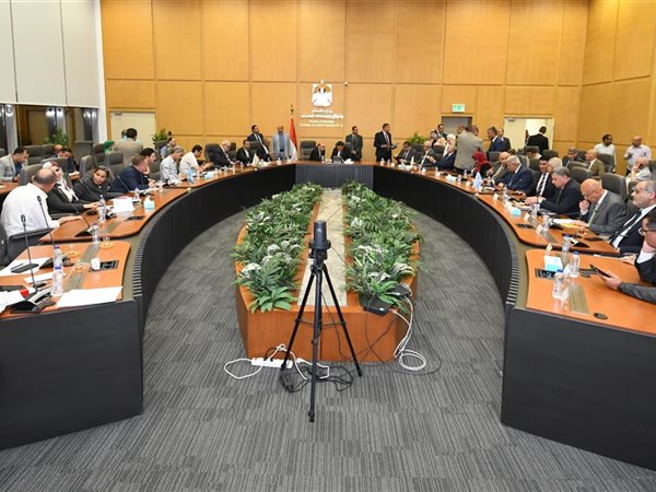 وزير الإسكان يعقد اجتماعه الدوري مع أعضاء البرلمان بمجلسيه النواب والشيوخ