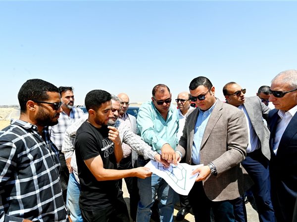 وزير الإسكان يتفقد مشروعات تنفيذ شبكات المرافق بمنطقة جنيفة بمدينة الشروق
