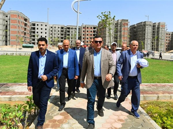 وزير الإسكان يتفقد المركز التكنولوجي لخدمة المواطنين بالعبور الجديدة