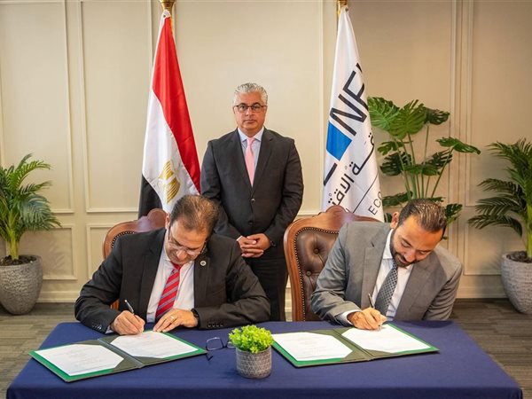  رئيس اقتصادية قناة السويس يشهد توقيع عقد مشروع شركة “CWA” للمنسوجات