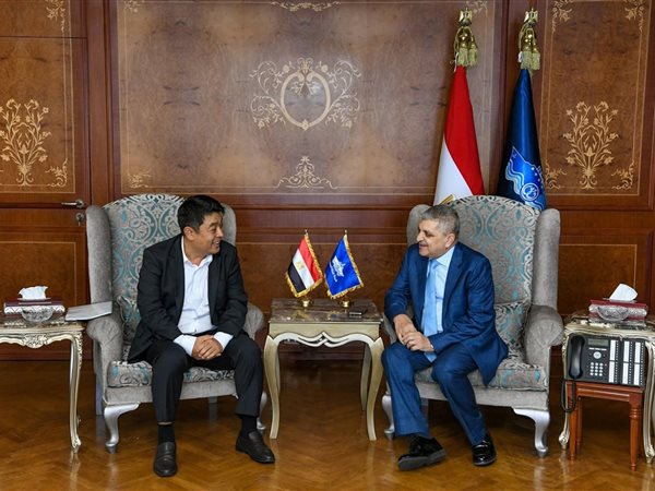 أسامة ربيع يبحث التعاون مع هيونداي لتطوير ترسانات القناة