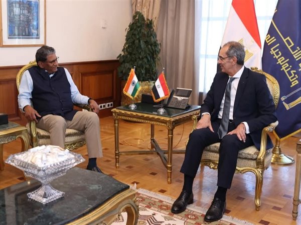 وزير الاتصالات يبحث مع سفير الهند بالقاهرة تعزيز التعاون في مجالات التعهيد