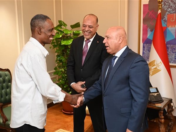  وزير الصناعة والنقل يكرم عامل مزلقان السادات ببني سويف