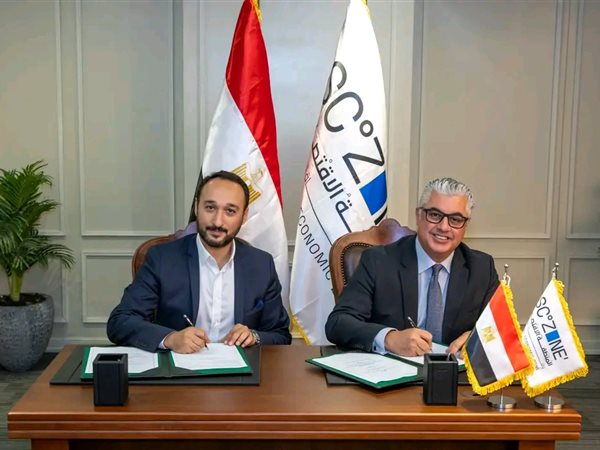 رئيس اقتصادية قناة السويس يوقع عقد إنشاء مصنع 