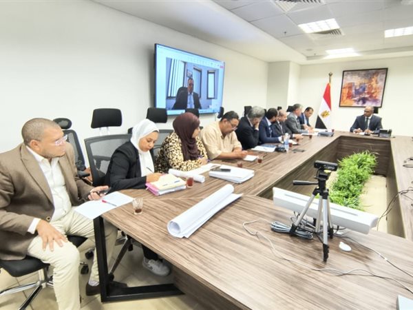 نائب وزير الإسكان يبحث تعظيم الاستفادة من إنتاج محطات تحلية العين السخنة