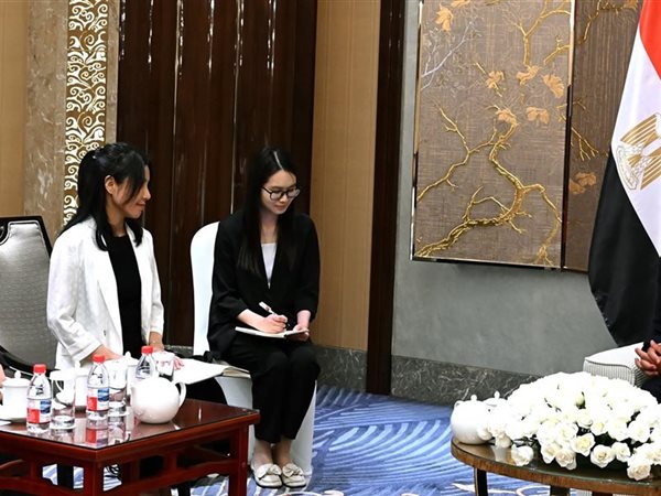 رئيس الوزراء يلتقي رئيسة شركة جيانغسو فينغهاي المحدودة لتطوير تحلية مياه البحر