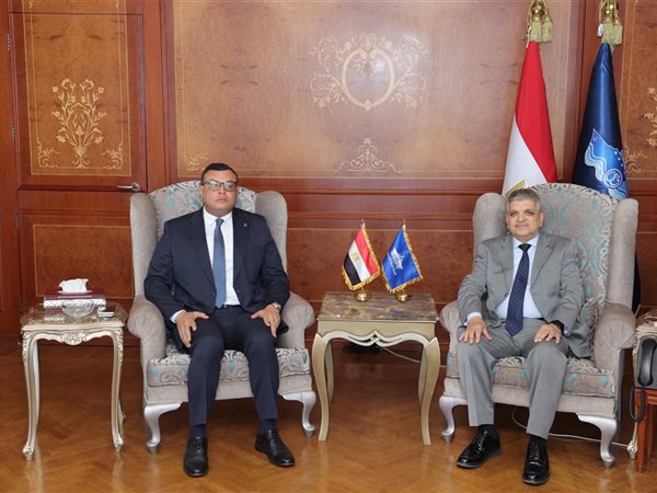  الفريق أسامة ربيع ووزير الإسكان يبحثان إنشاء محطات لتحلية المياه بمدن القناة