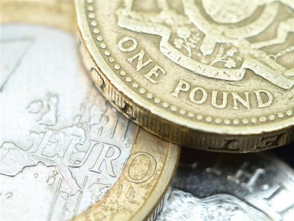 تراجع الجنيه الإسترليني مقابل اليورو مع تزايد المخاوف المالية