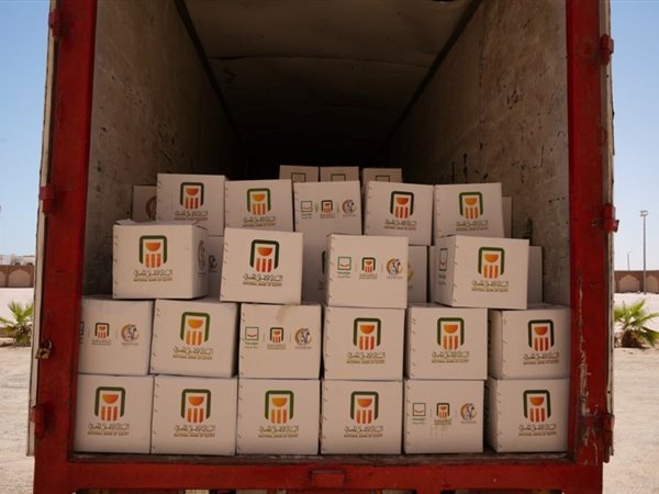 البنك الأهلي يشارك في توزيع 20,000 كرتونة مواد غذائية للأسر الأولى بالرعاية