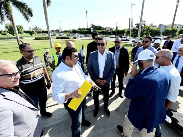 وزير الإسكان يتفقد العبور لمتابعة تطوير نفق المدينة وميدان الحي الخامس