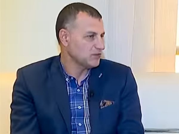 خبير: استقرار الصرف يعزز الثقة.. والذهب يترقب كسر مستوى 3500 دولار للأوقية