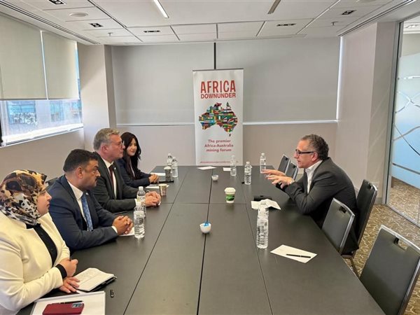 مباحثات لتطوير منجم إيقات ووضعه على خريطة الذهب العالمية