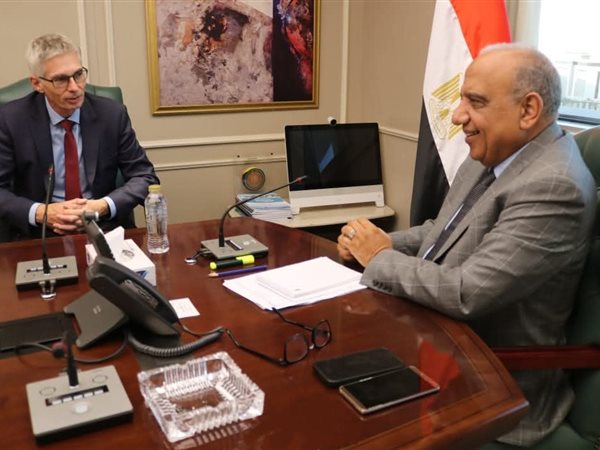 وزير الكهرباء يبحث مع شركة 