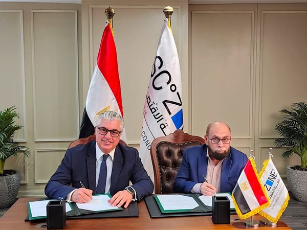 رئيس اقتصادية قناة السويس يوقع عقد مع “إنترلووب جروب” الباكستانية لصناعة الملابس