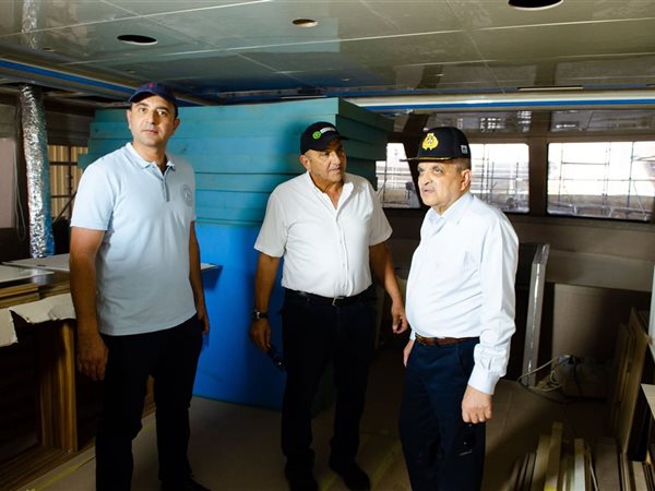 الفريق أسامة ربيع يتابع أعمال بناء قاطرات وسفن صيد ويخت سياحي