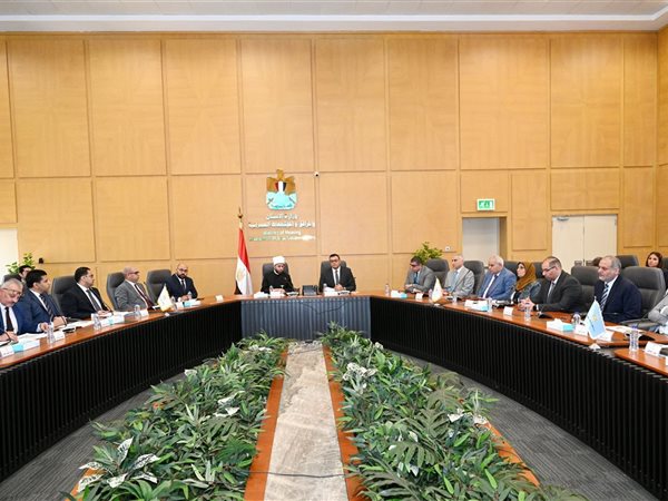 وزيرا الإسكان والأوقاف يناقشان عدداً من الموضوعات المشتركة بين الوزارتين