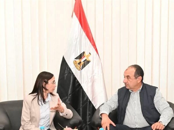  وزير قطاع الأعمال يلتقي محافظ البحيرة في مستهل زيارته لشركة مصر للغزل 