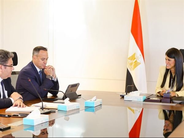 وزيرة التخطيط لوفد 