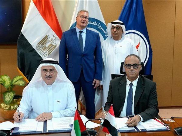 وزارة البترول توقع 3 اتفاقيات جديدة للبحث عن البترول والغاز بالصحراء الغربية