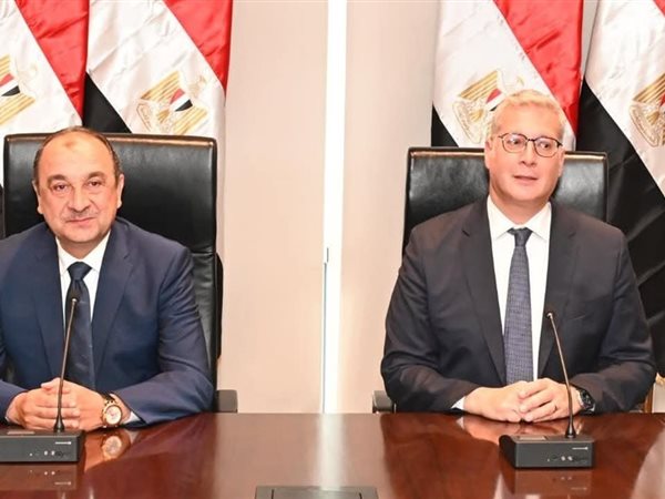 وزيرا قطاع الأعمال والبترول يشهدان توقيع عقد بين 