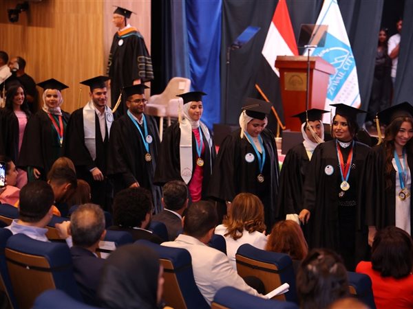 البنك الأهلي يواصل دعم مدينة زويل ويحتفل بتخريج دفعة جديدة