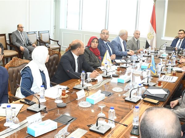 وزير الإسكان يعقد اجتماعا مع مسئولي الشركة السعودية المصرية لبحث الفرص الاستثمارية