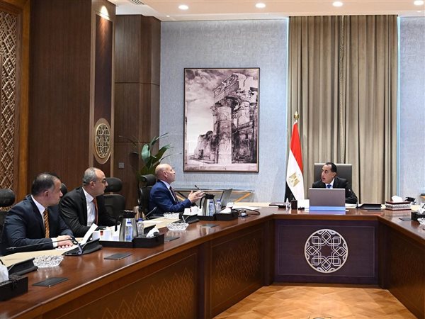 رئيس الوزراء يتابع مع محافظ القاهرة الموقف التنفيذي الحالي لعدد من المشروعات 