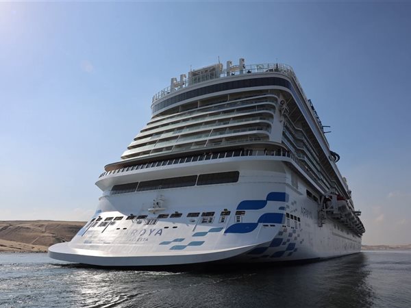 قناة السويس تشهد عبور السفينة السياحية العملاقة 