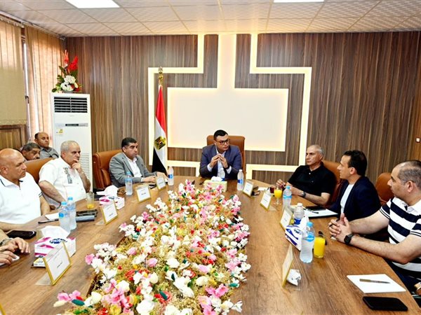 وزير الإسكان يعقد اجتماعا بمقر جهاز 